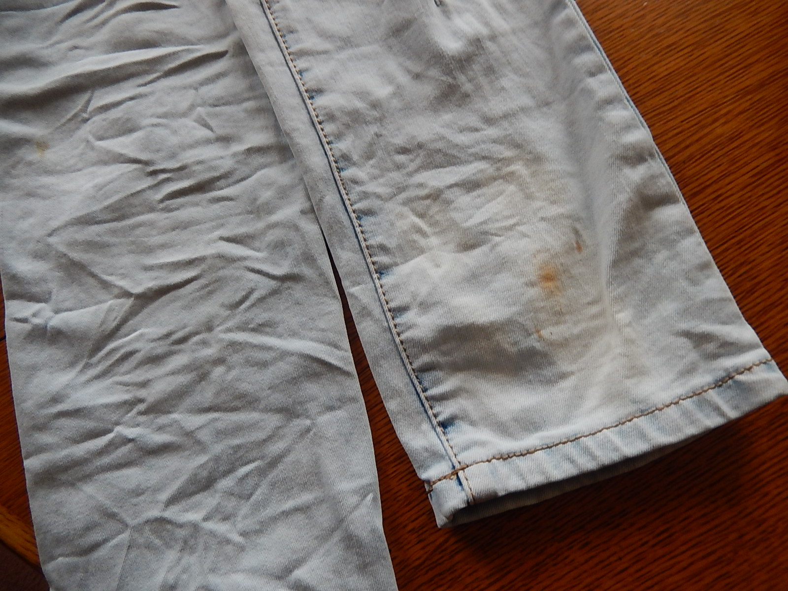 Dámské džíny s laclem a děrováním 2. jakost