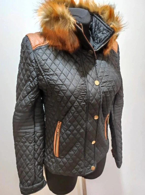 Dámská bunda s kožešinovým límcem černá