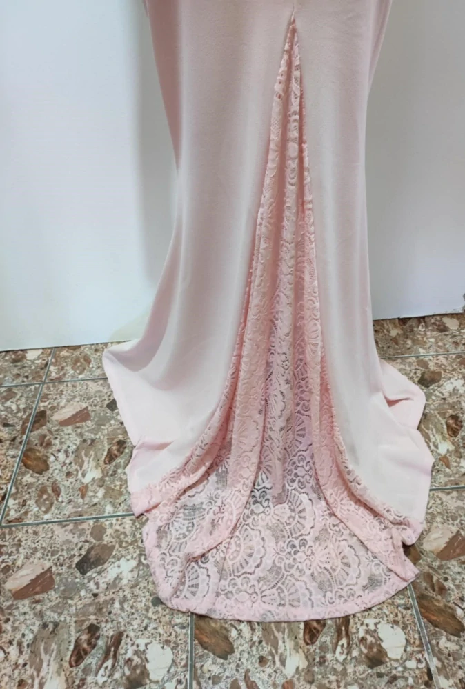 Dámské dlouhé šaty s krajkovými rukávy růžové