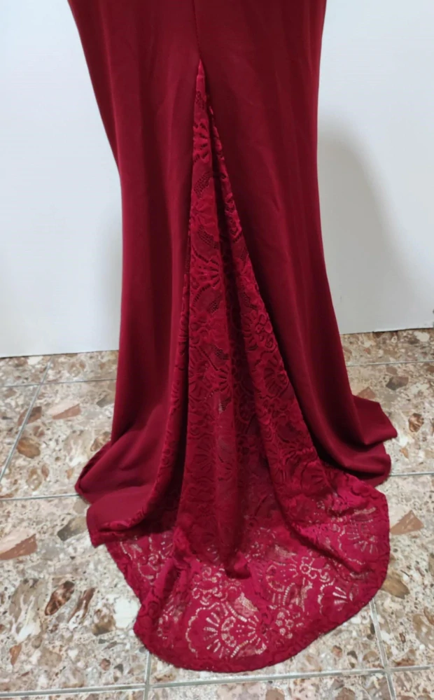 Dámské dlouhé šaty s krajkovými rukávy bordó